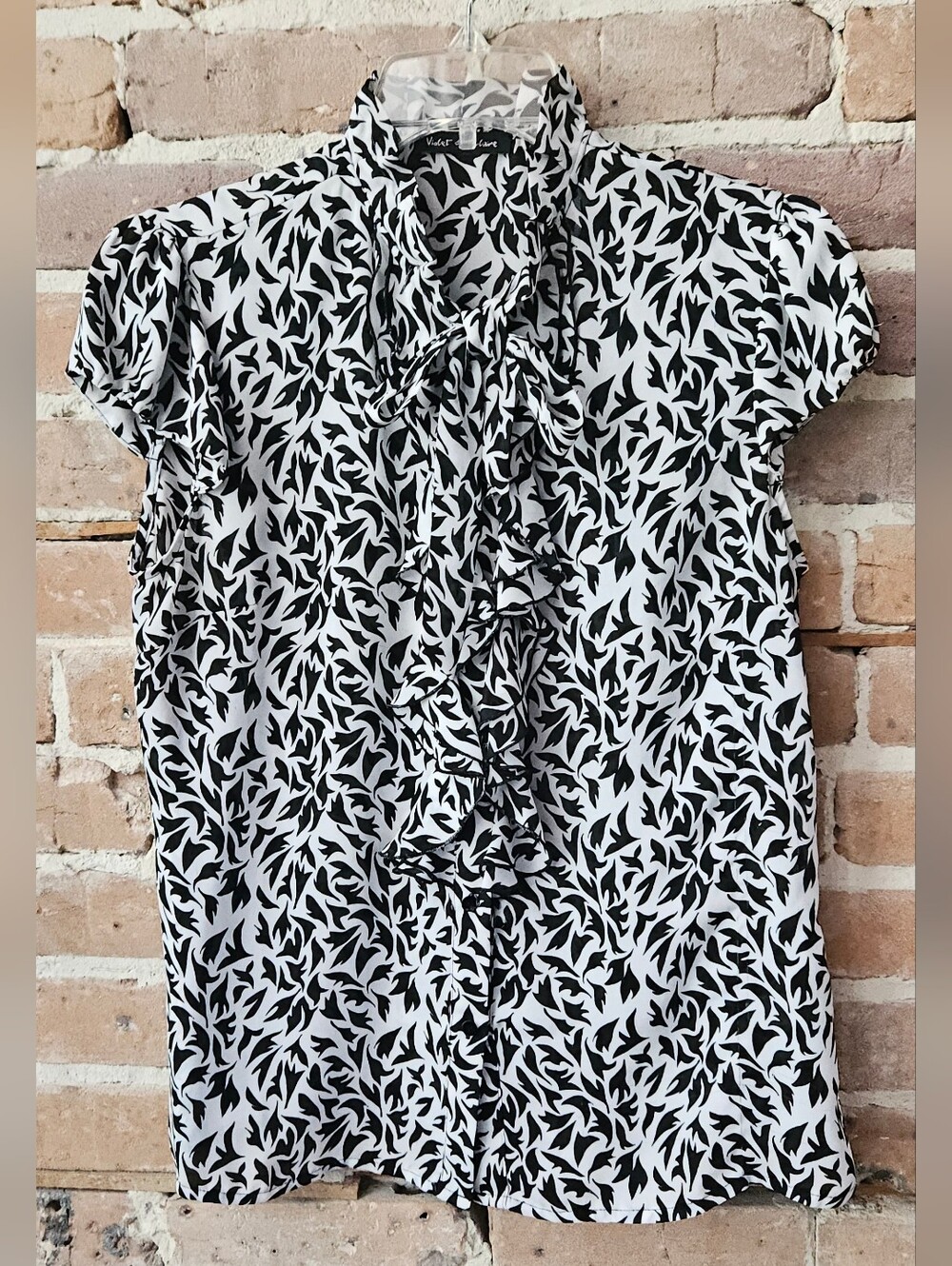 Violet & Claire Black and White Ruffle Front Cap-Sleeve Blouse Size Medium